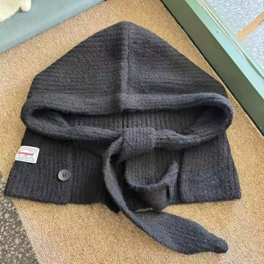 Stickad balaclava med huva och knappar i mjukt material