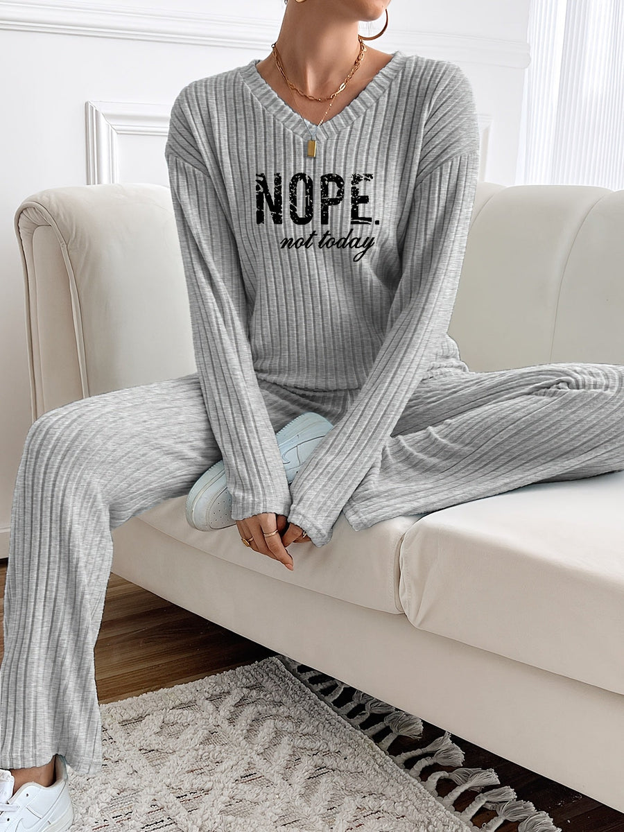 Ribbad loungewearset med V-ringning och tryck, långärmad tröja och vida byxor för dam