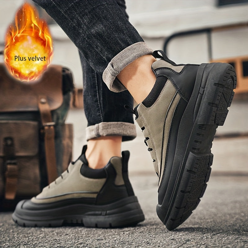 Herrsneakers i tvåfärgad design med tjock sula, snörning och förstärkt tåhätta