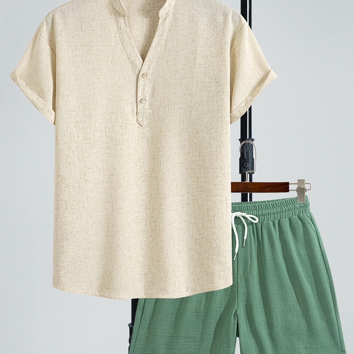 Herrset – Modern kortärmad Henley-tröja och avslappnade shorts – Perfekt för sommar och semester