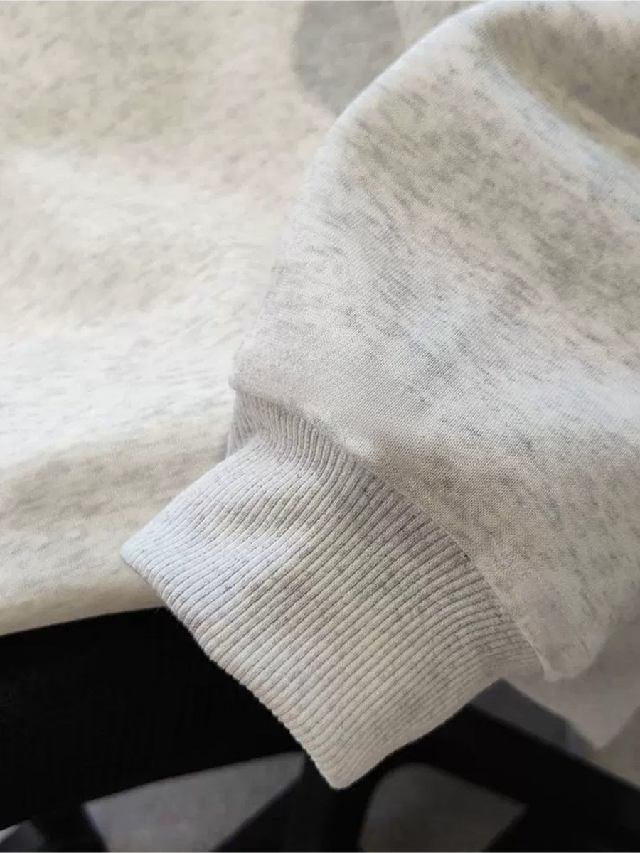 Ljusgrå hoodie med kattmotiv i ficka, mysig unisex huvtröja