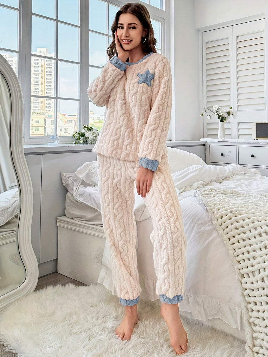 Dam Pyjamas Set i Fluffigt Material med Kabelstickat Mönster och Stjärnapplikation