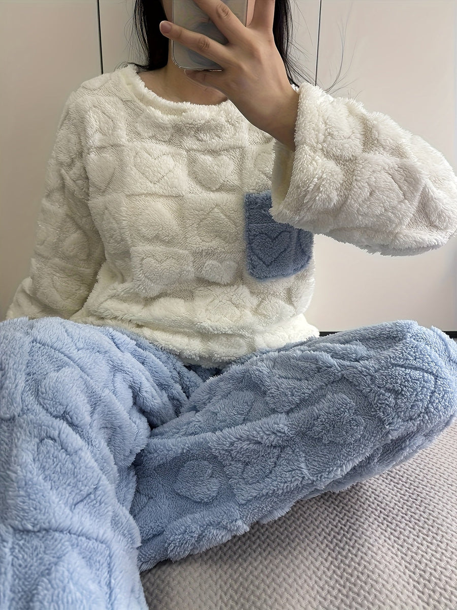 Mysig pyjamas med hjärtmönster och bröstficka i mjukt material