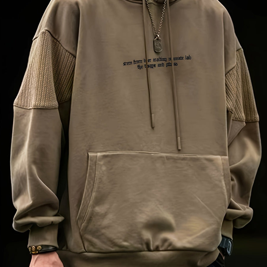 Herrhoodie med ficka och texttryck, stickade detaljer på ärmarna, khaki/svart