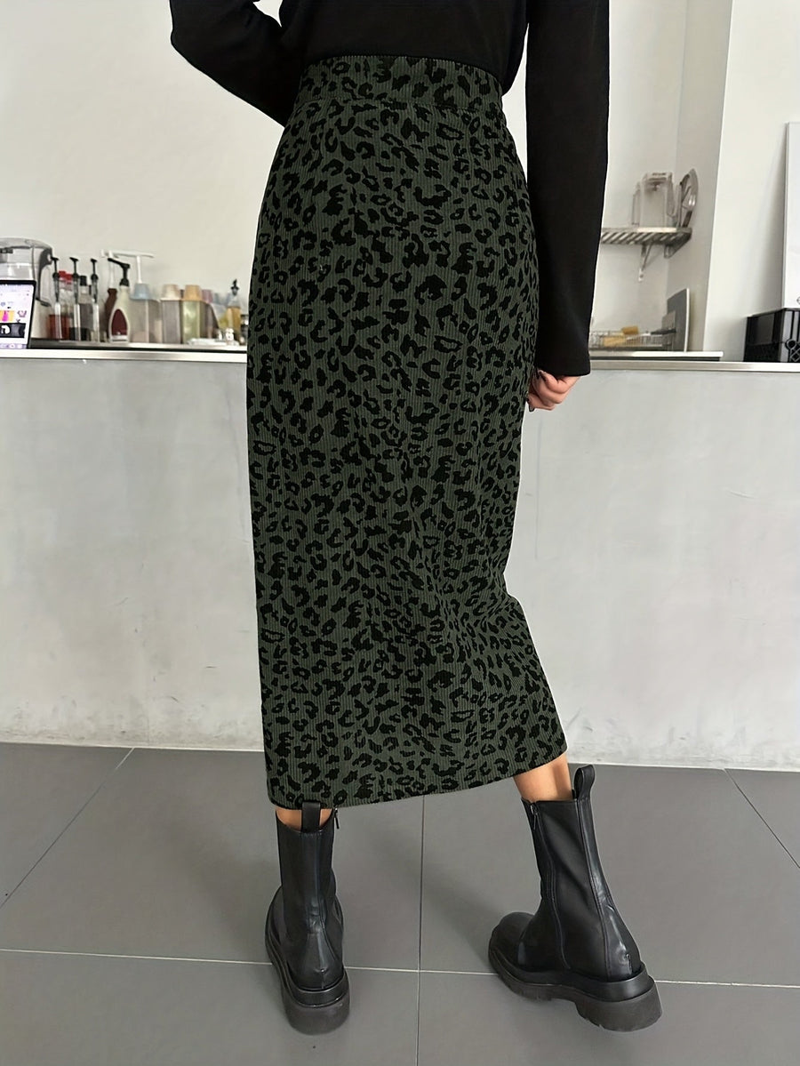 Dam ribbad midikjol med leopardmönster och slits framtill