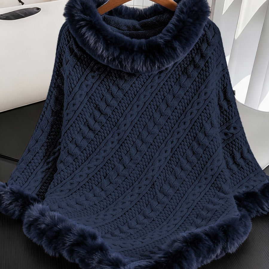 Kabelstickad poncho med fuskpälskant och polokrage
