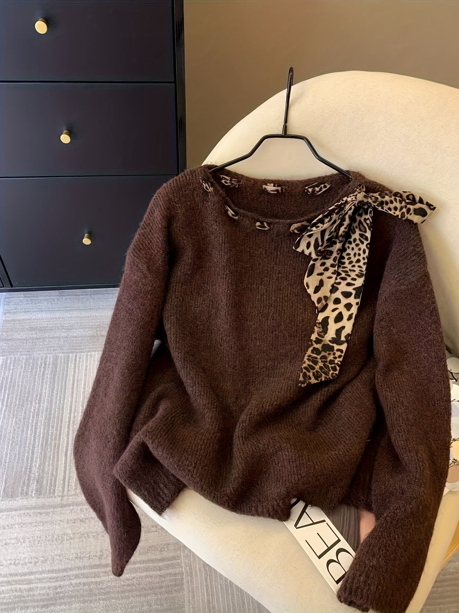 Tröja med leopardmönstrad rosett och rundhals