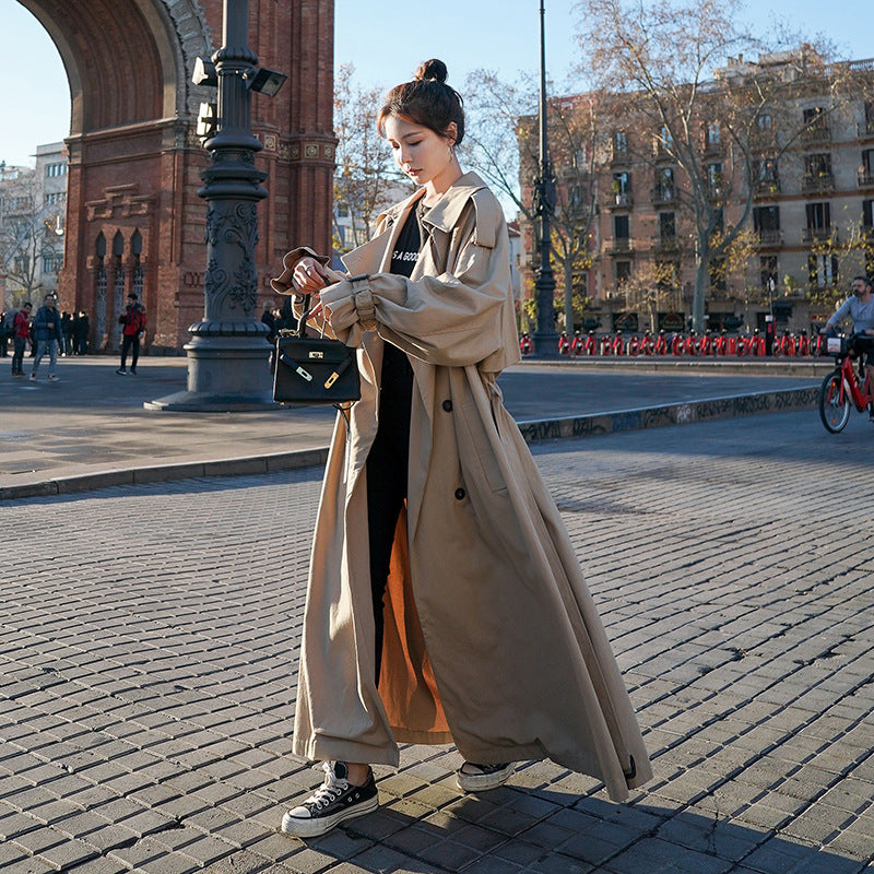 Lång trenchcoat för dam i beige färg med knytskärp och stora kragar