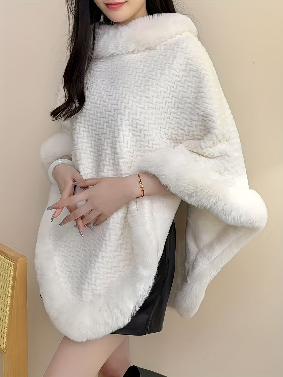 Varm mönstrad poncho med fuskpälsdetaljer runt hals och nederkant