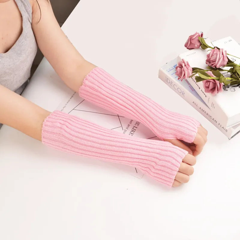 Rosa stickade handledsvärmare med tumhål, ribbstickad design