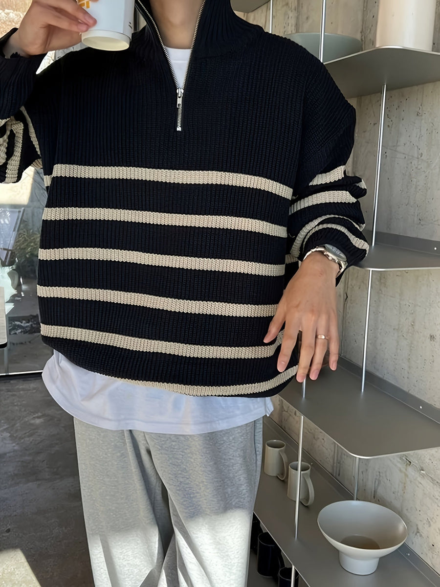 Herrtröja med dragkedja i halsen, grå- och vitrandig stickad tröja