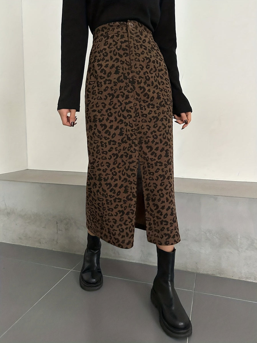 Dam ribbad midikjol med leopardmönster och slits framtill