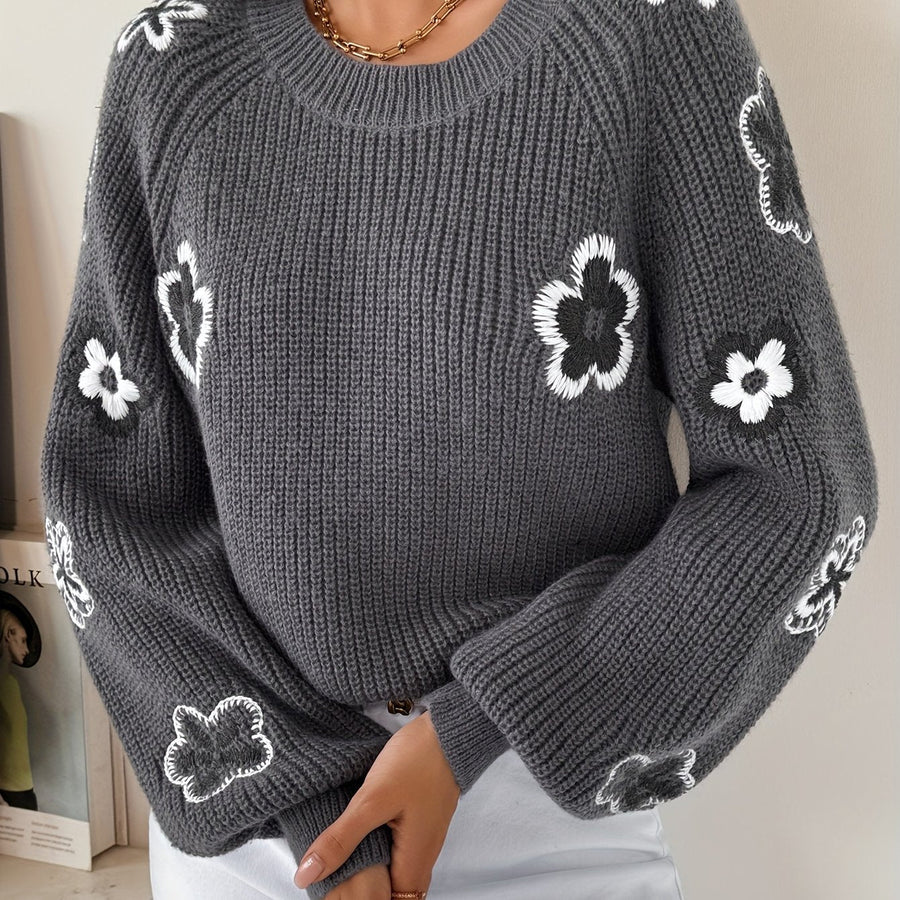 Grå stickad tröja med broderade blommor, rund hals