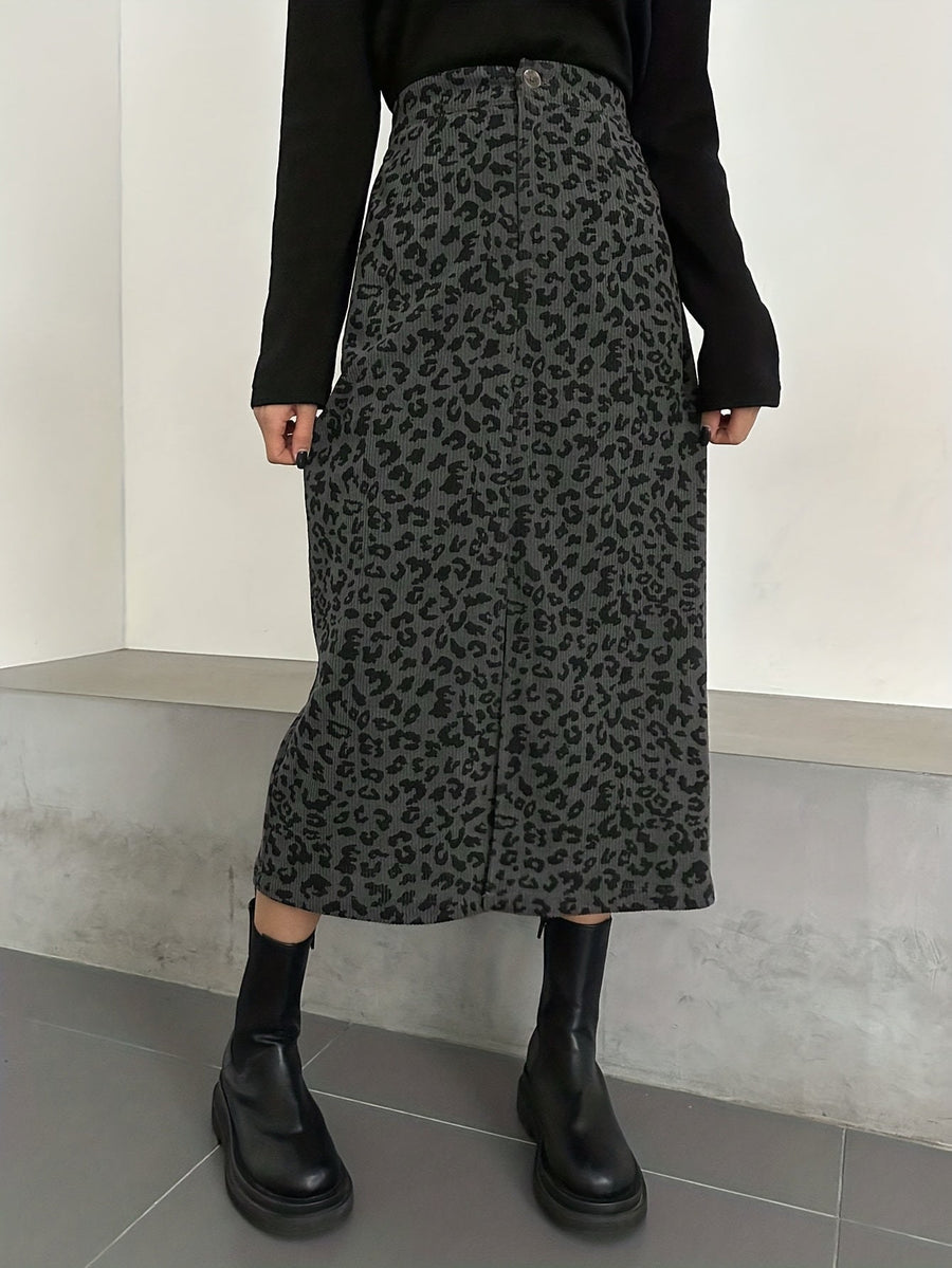 Dam ribbad midikjol med leopardmönster och slits framtill