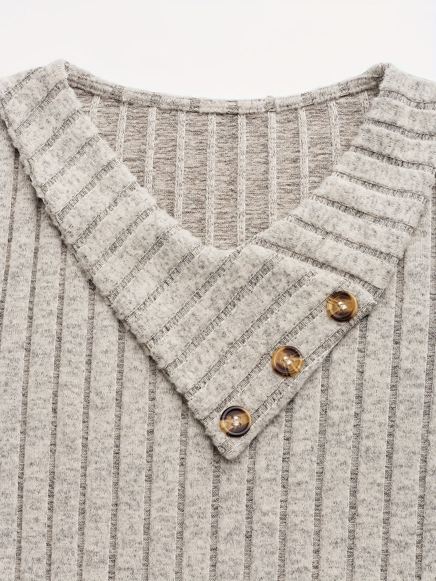 Ribbad figurnära klänning med V-ringning och knappar, beige