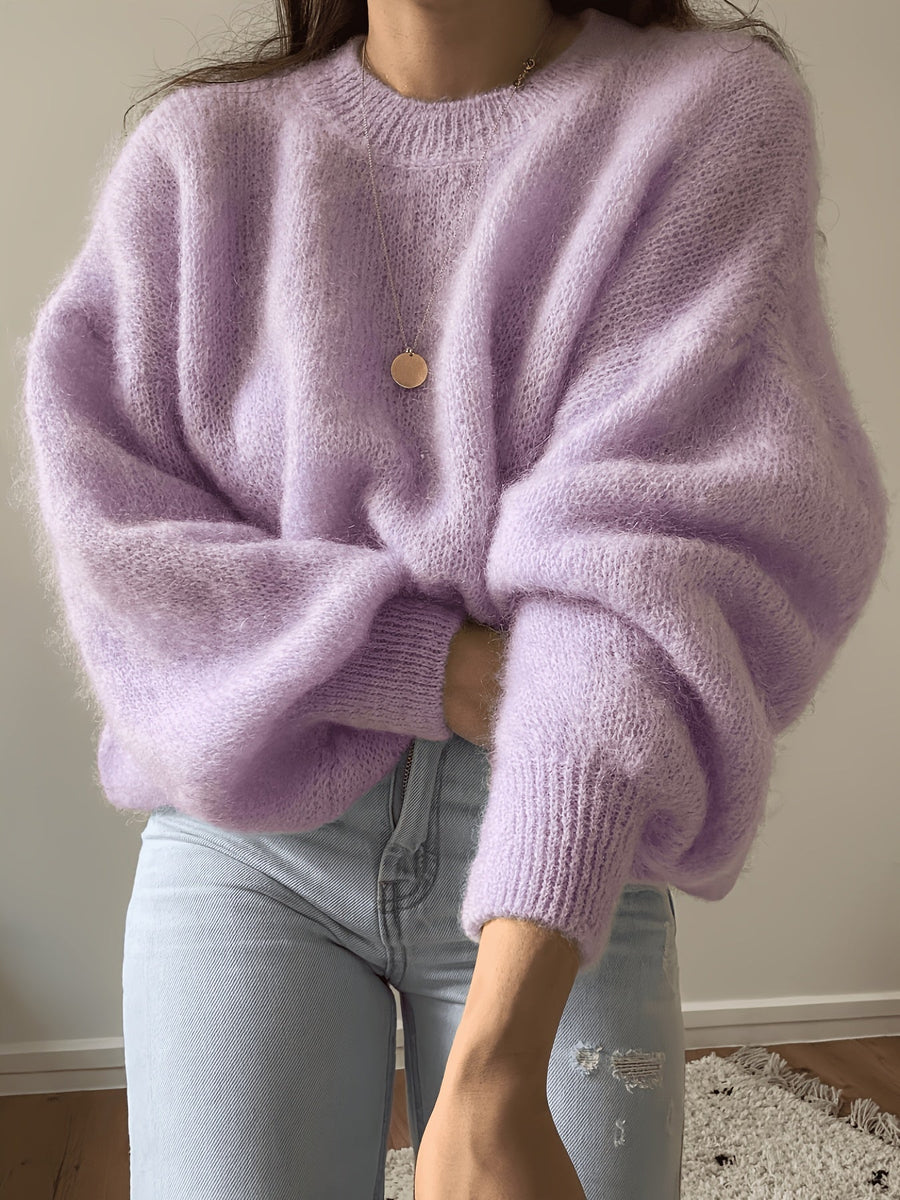 Lösstickad tröja med rund hals och lång ärm - Fluffig design med ribbstickade muddar
