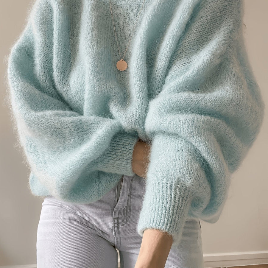 Lösstickad tröja med rund hals och lång ärm - Fluffig design med ribbstickade muddar