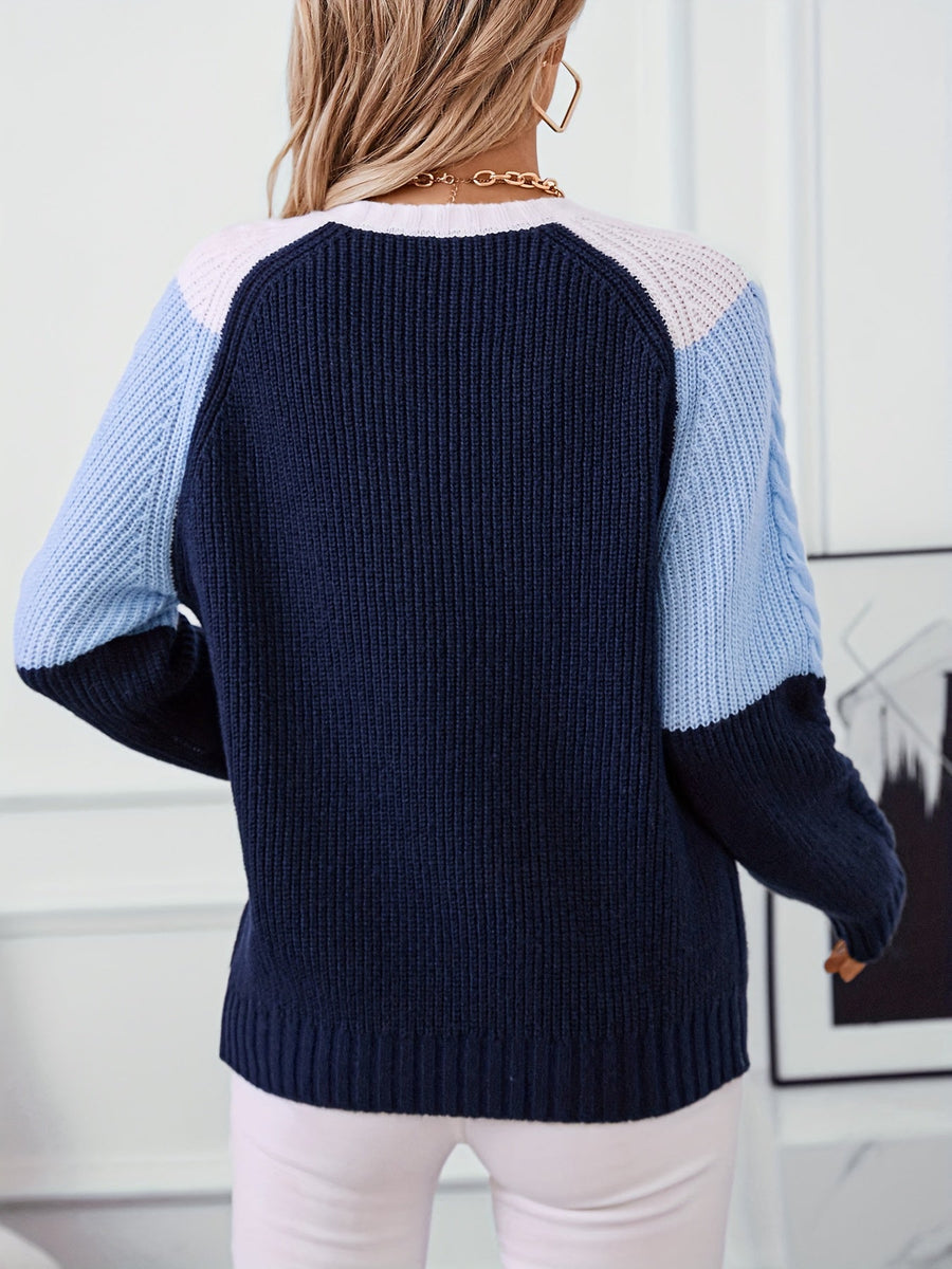 Damtröja i stickad design med V-mönster och flätade detaljer, flerfärgad
