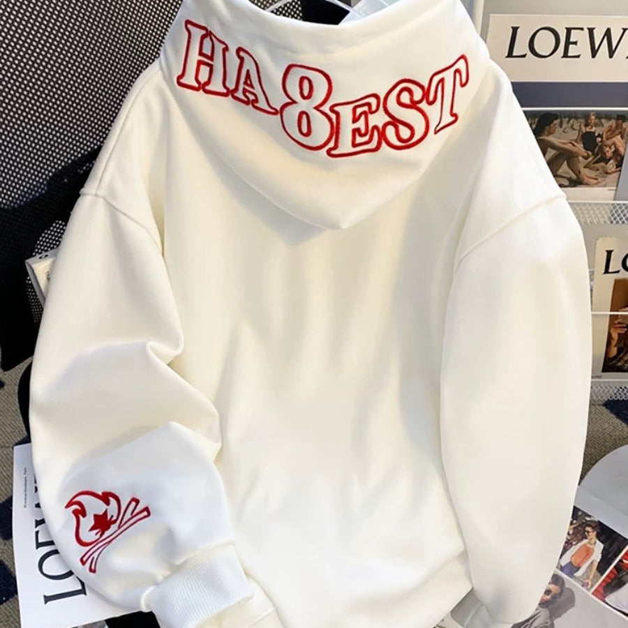Vit hoodie med rött broderat tryck på rygg och ärm