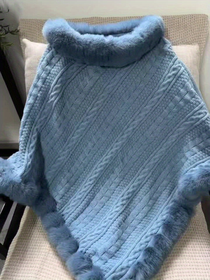 Kabelstickad poncho med fuskpälskant och polokrage