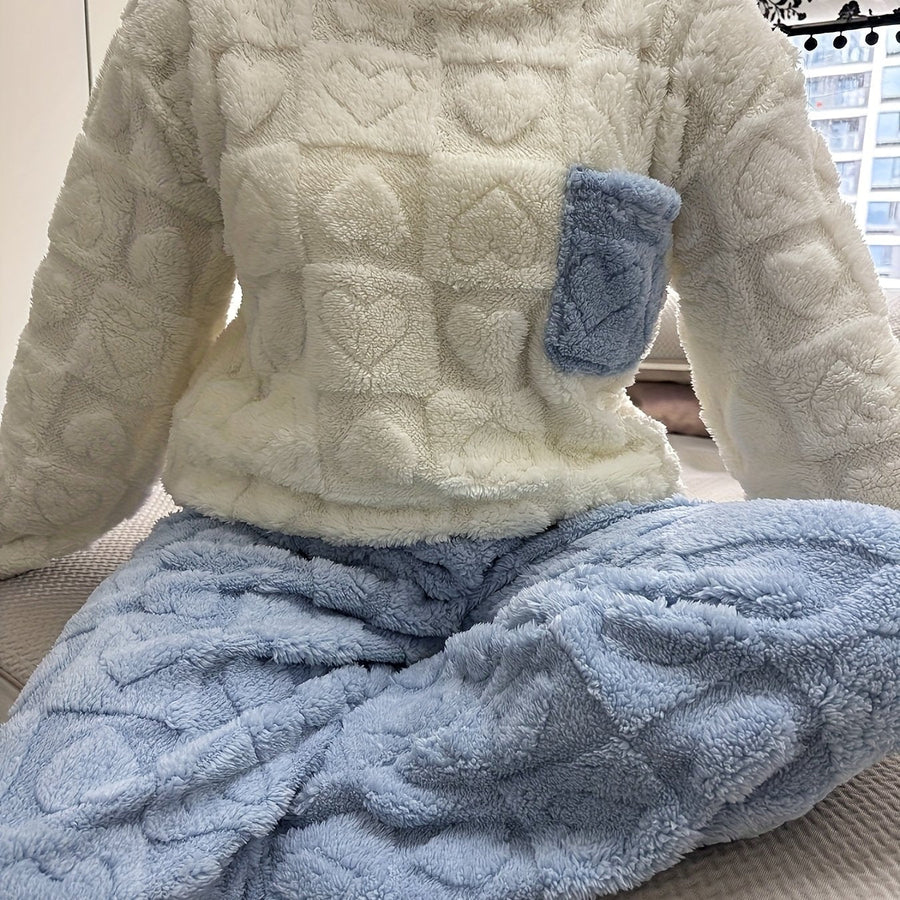 Mysig pyjamas med hjärtmönster och bröstficka i mjukt material
