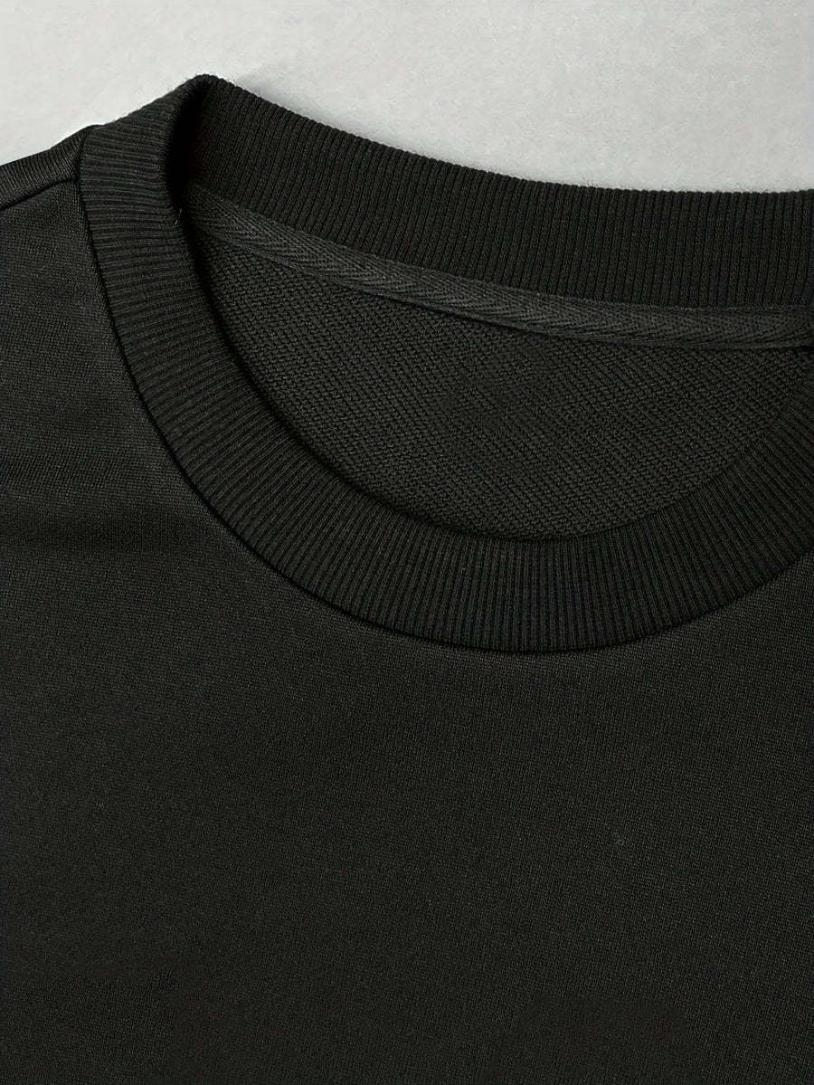 Svart T-shirt med vita långärmade ärmar och lager på lager-look