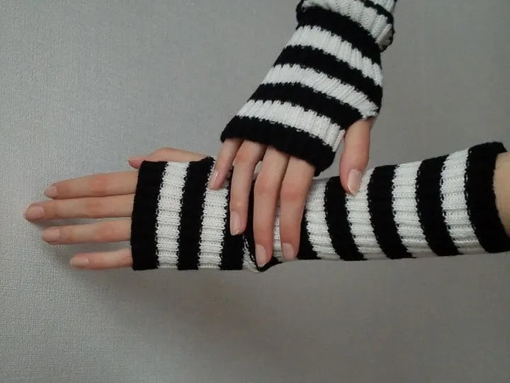 Rosa stickade handledsvärmare med tumhål, ribbstickad design