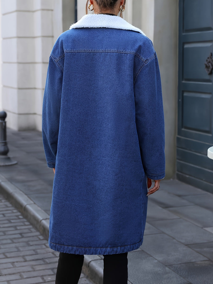 Mörkblå lång jeansjacka med vit pälsimitation
