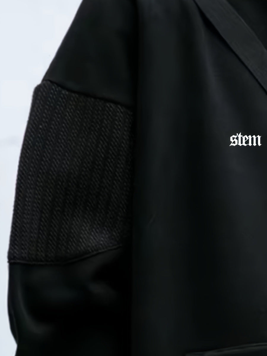 Herrhoodie med ficka och texttryck, stickade detaljer på ärmarna, khaki/svart
