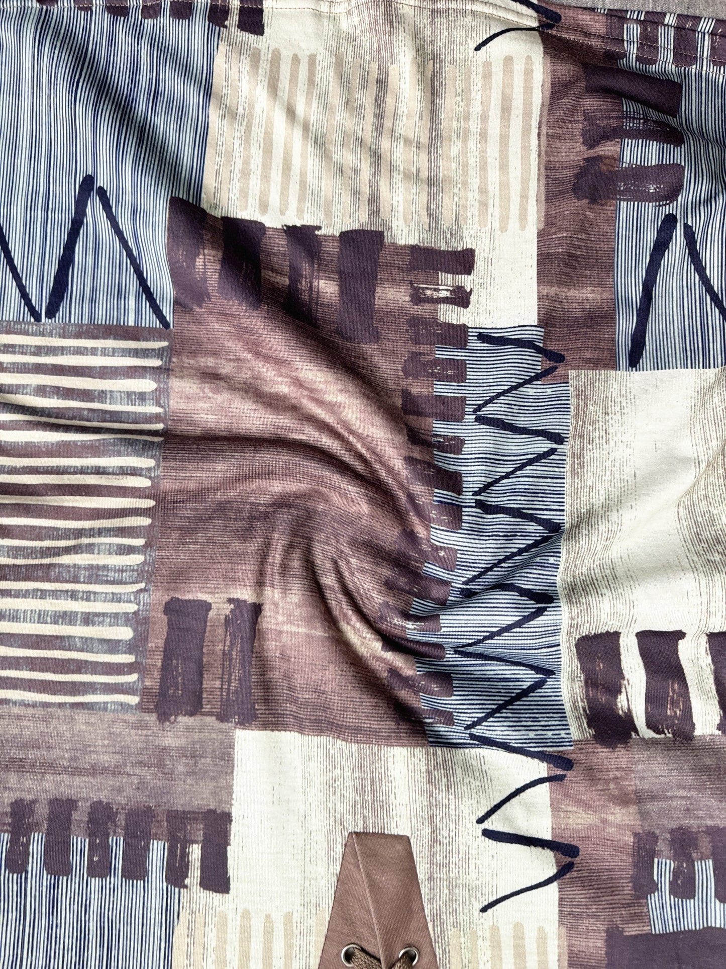Dam Topp med Geometriskt Mönster och Snörad V-ringning – Trendig och Avslappnad Sommarstil