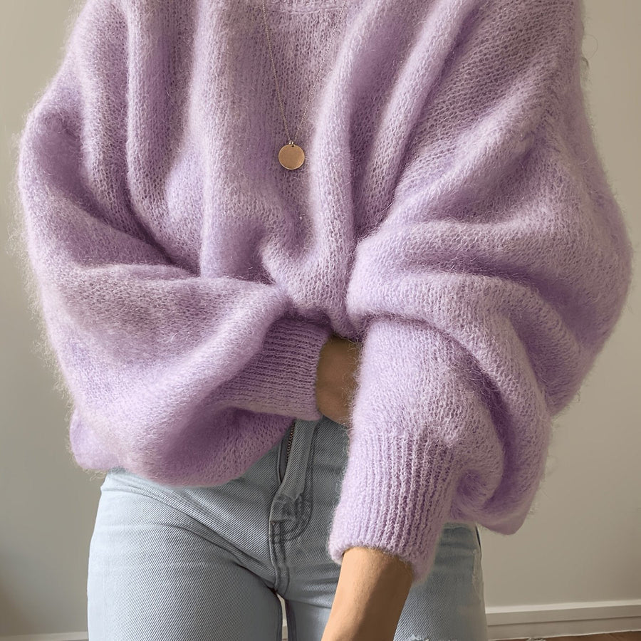 Lösstickad tröja med rund hals och lång ärm - Fluffig design med ribbstickade muddar