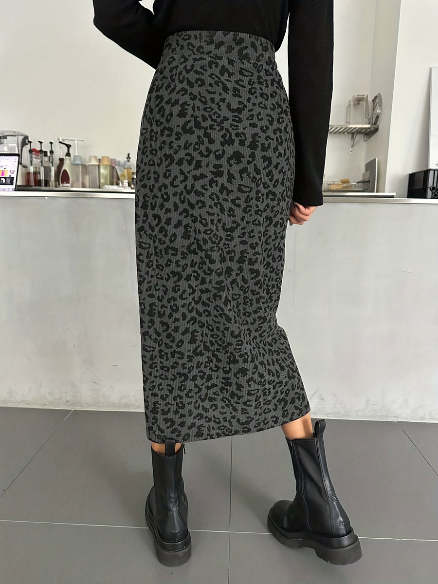 Dam ribbad midikjol med leopardmönster och slits framtill