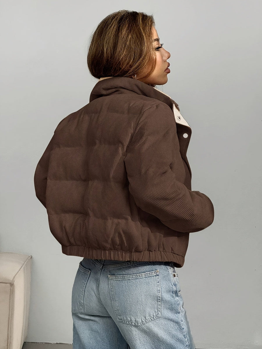 Kort corduroy pufferjacka med ståkrage i tvåfärgad design