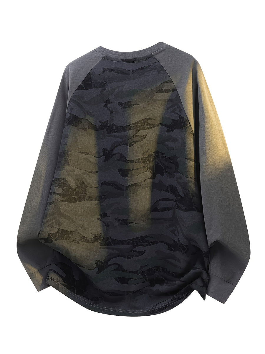 Långärmad t-shirt med kamouflagemönster och raglanärm