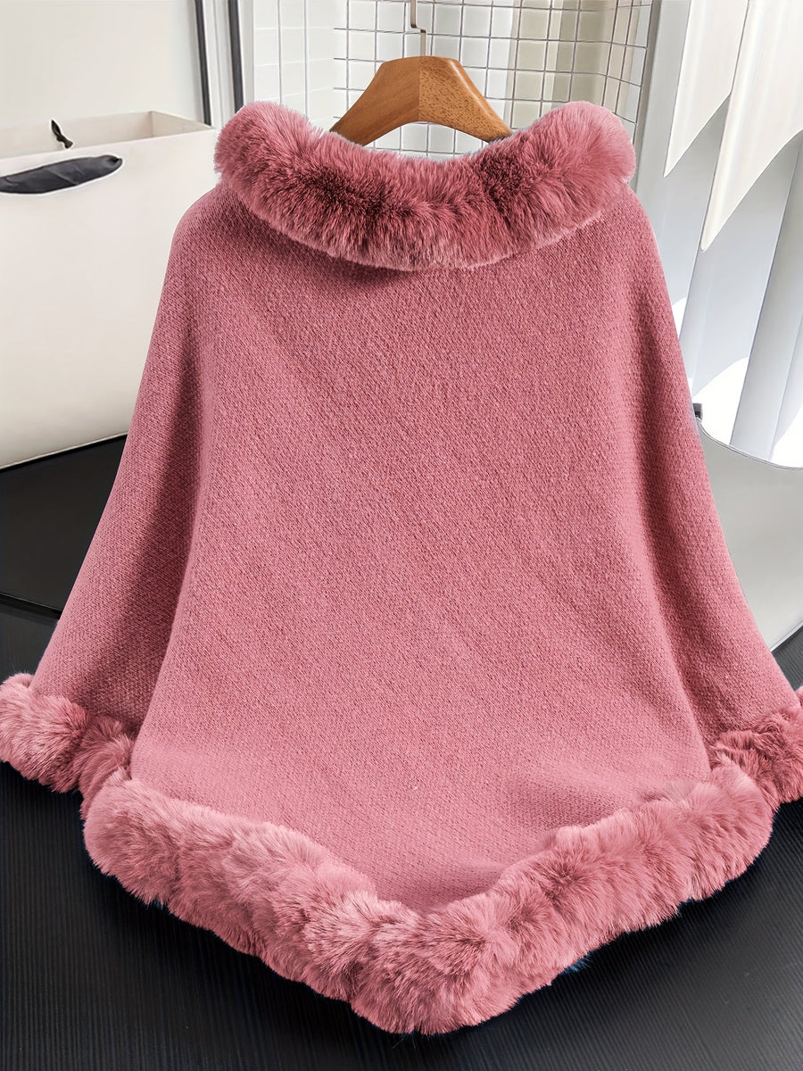 Kabelstickad poncho med fuskpälskant och polokrage