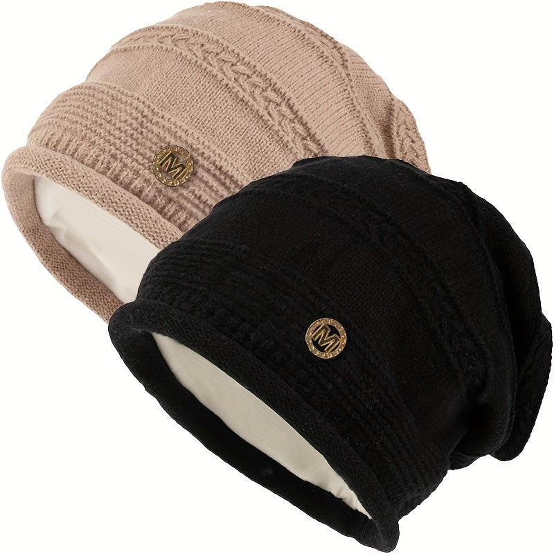 Slouchig stickad mössa med foder och "M"-emblem, enfärgad