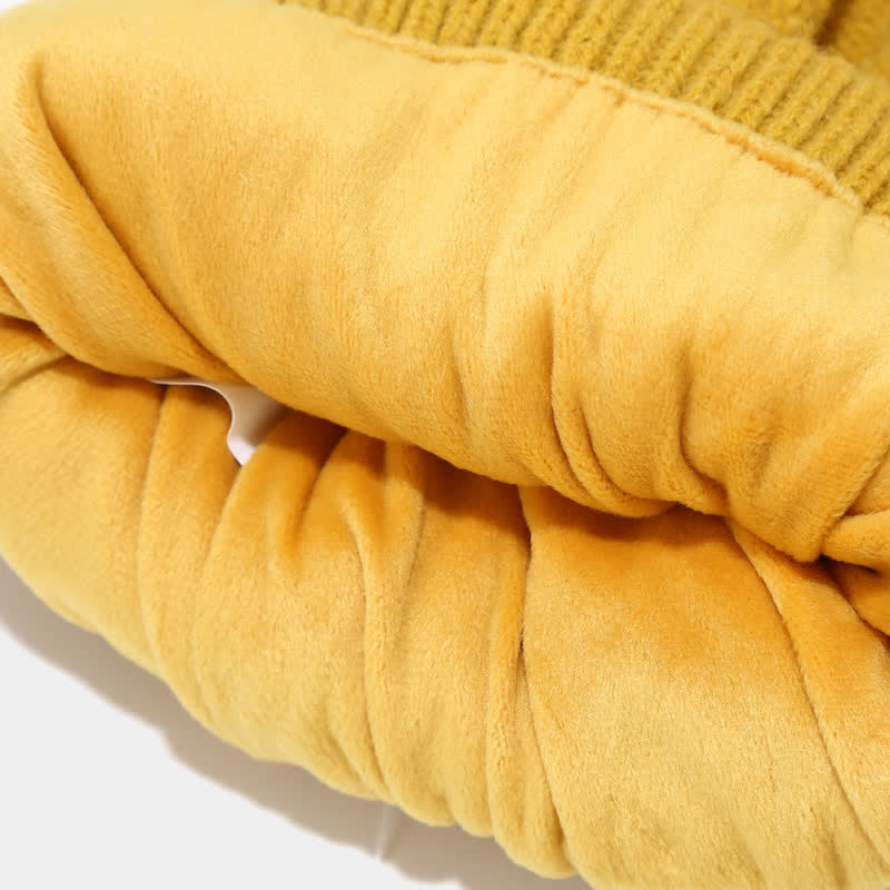 Mössset med mössa, halsduk och handskar, stickat med diamantmönster och pompom