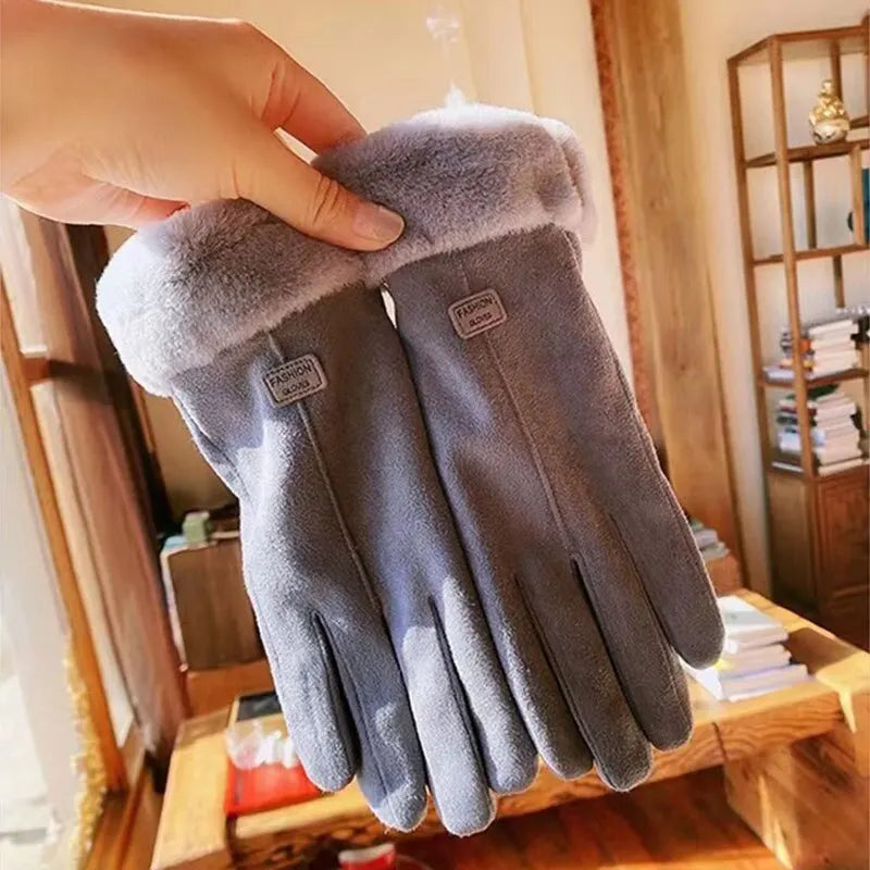 Varmfodrade handskar med fuskpälsdetaljer och mockaliknande yta