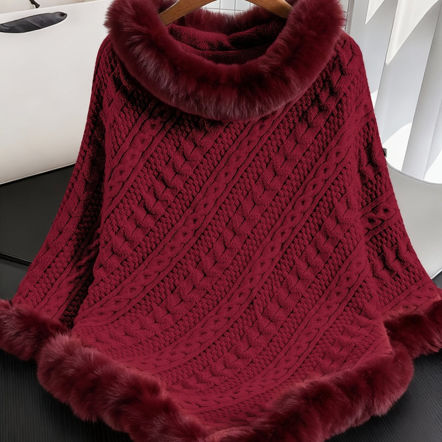 Kabelstickad poncho med fuskpälskant och polokrage