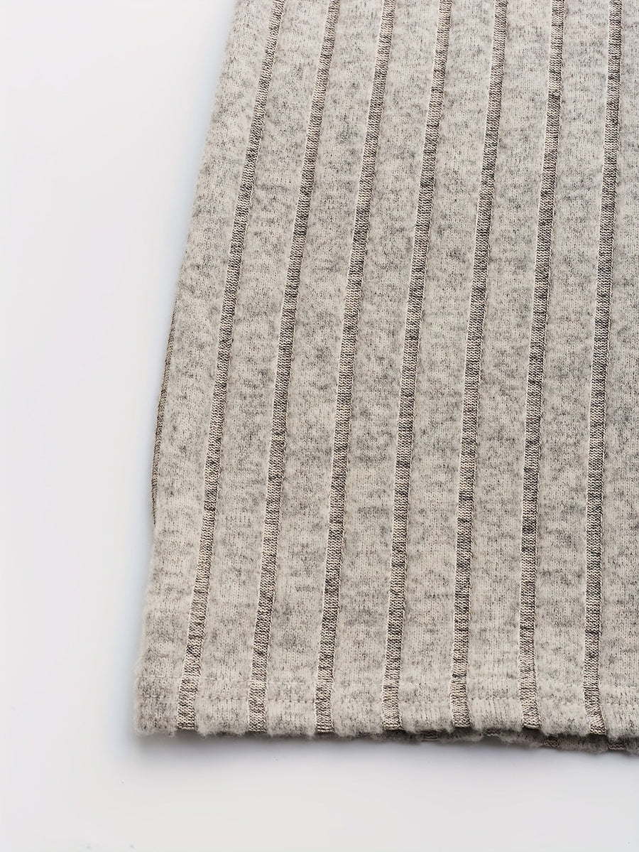 Ribbad figurnära klänning med V-ringning och knappar, beige
