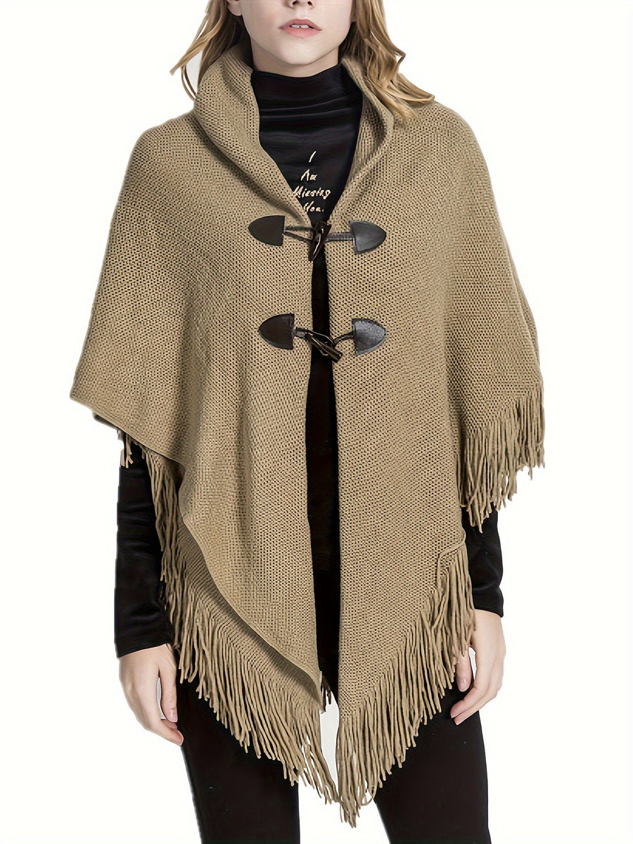 Poncho med tofsar och spännen, stickad i kamelfärg