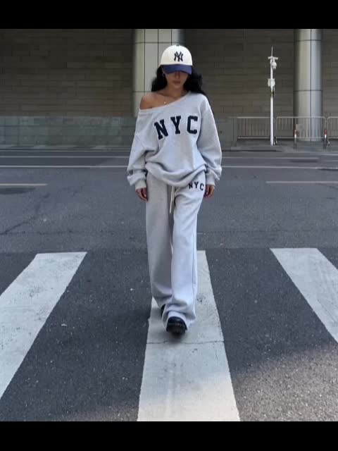 Grå Långärmad Tröja och Byxor med Löst Sittande Passform "NYC" Tryck