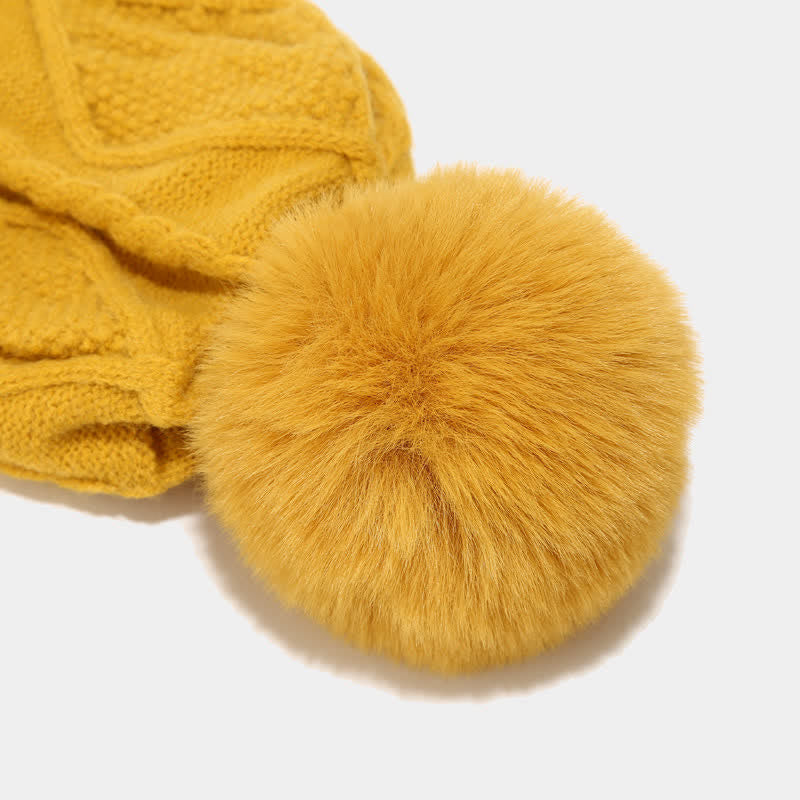 Mössset med mössa, halsduk och handskar, stickat med diamantmönster och pompom