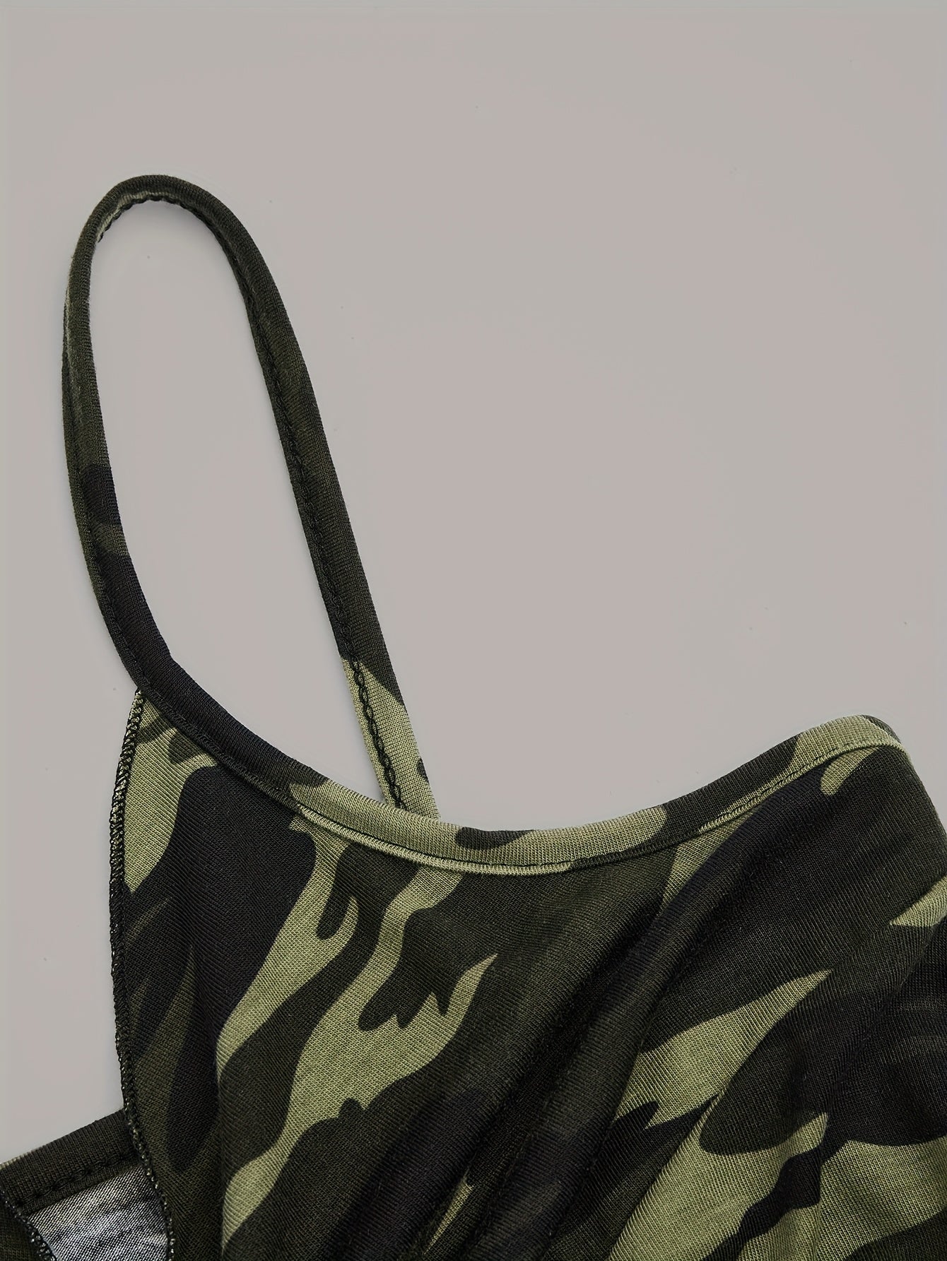 Damlinne med camouflagemönster, twistdetalj och handkerchief-ärm – Trendigt linne för fest och vardag