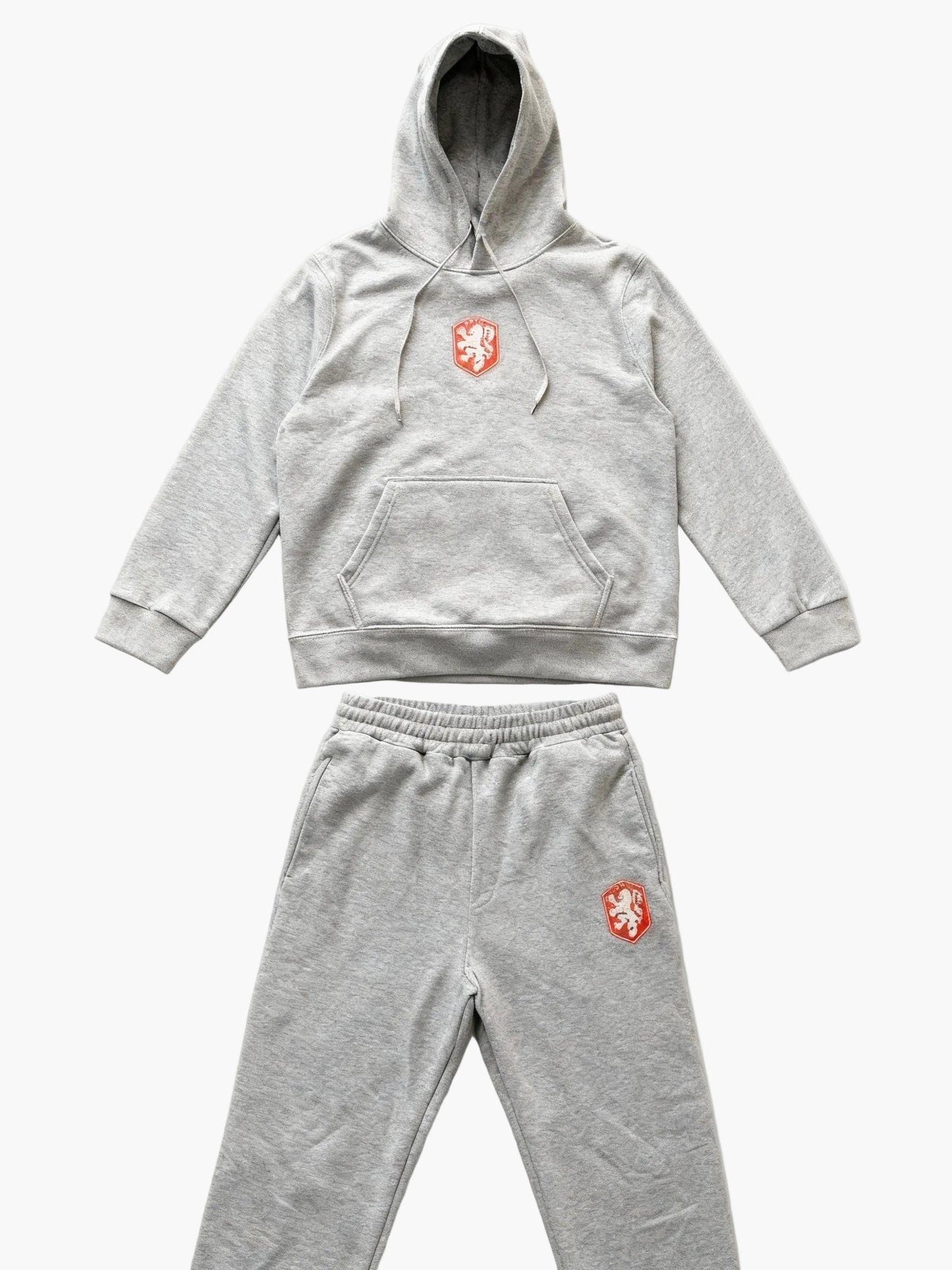 Damers sportiga hoodie och mjukisbyxor – avslappnad stil för vardag och träning