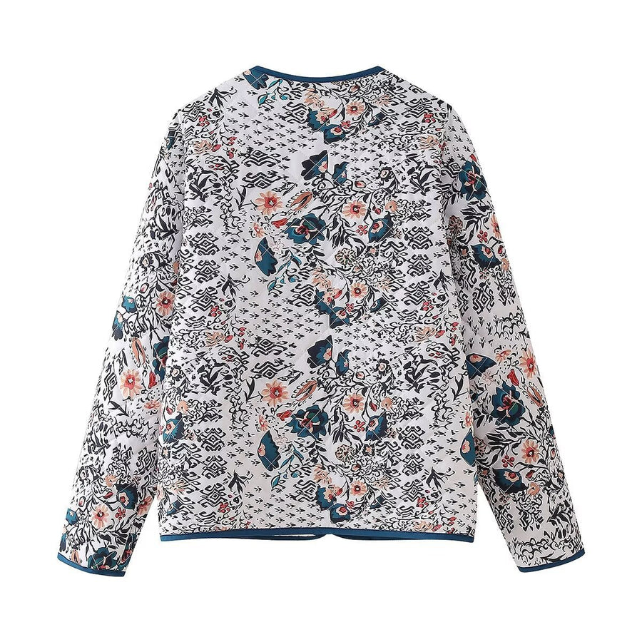 Quiltad jacka med blommönster och kontrastkant