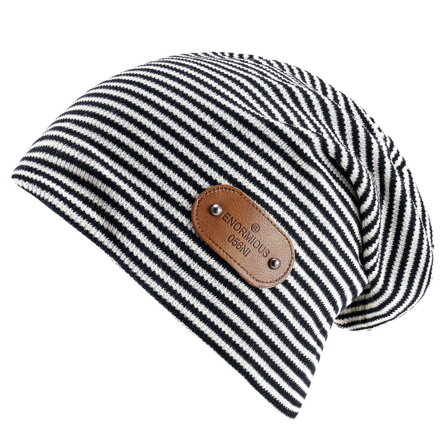 Randig beanie med flätat mönster och läderdetalj