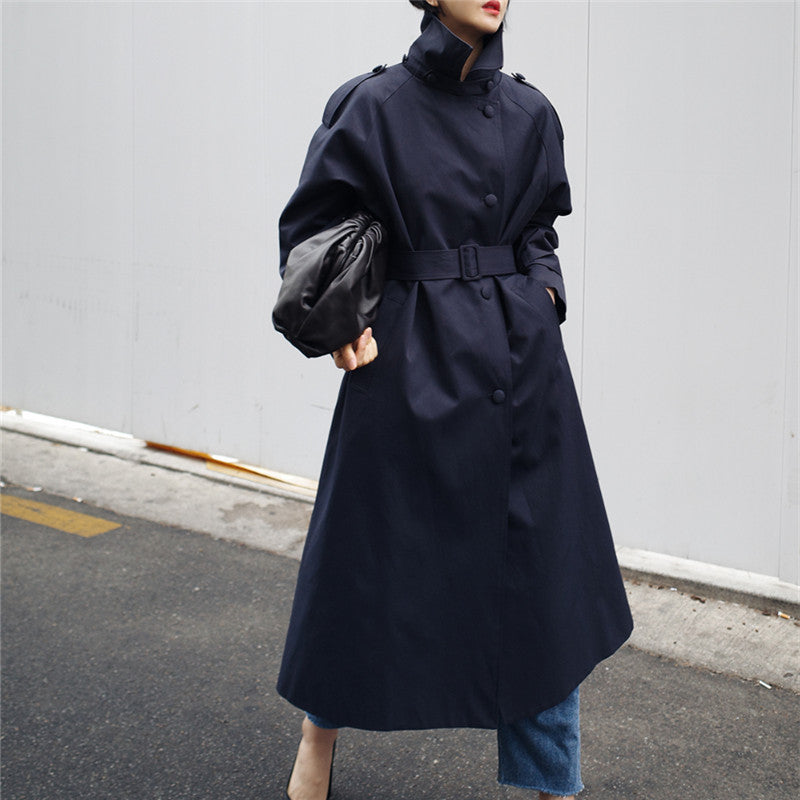 Lång trenchcoat med bälte och hög krage för dam