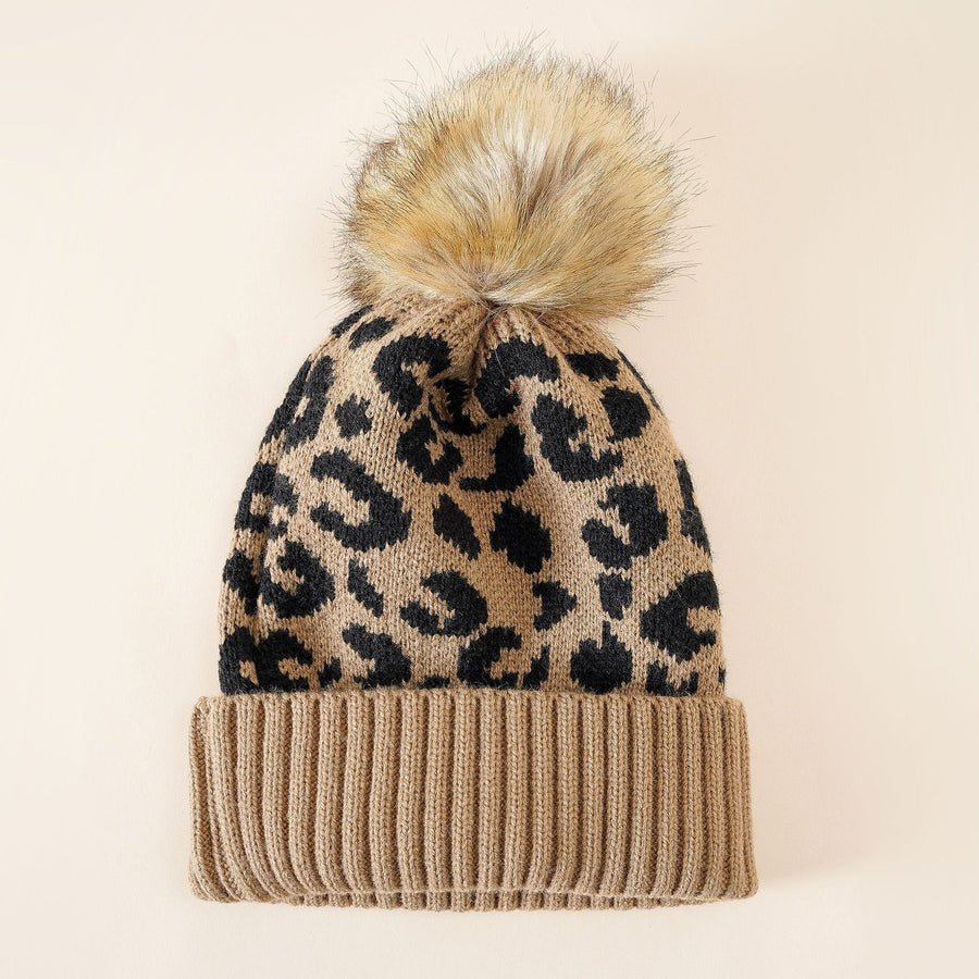 Mössa med leopardmönster och fuskpälsboll, stickad