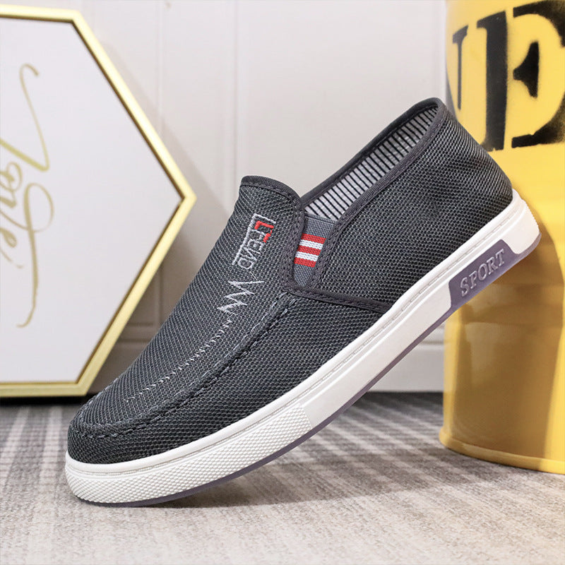 Slip-on skor för herr med sportig design och broderad detalj